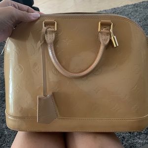 Like new barley used authentic Louis Vuitton alma pm beige patent leather bag!